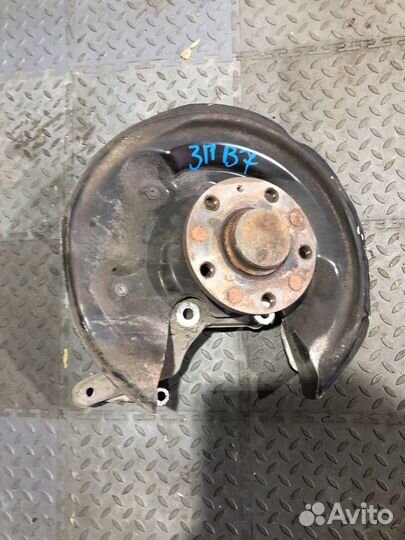 Кулак поворотный задний правый в сборе со ступицей