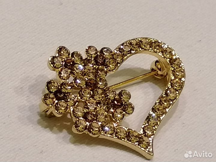 Брошь со стразами