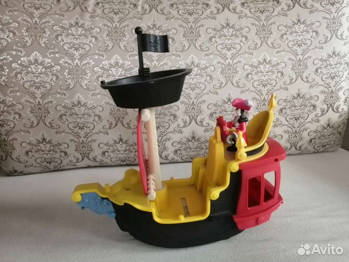 Корабль и капитан Крюк