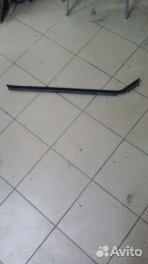 Молдинг стекла передней правой. двери WV T5