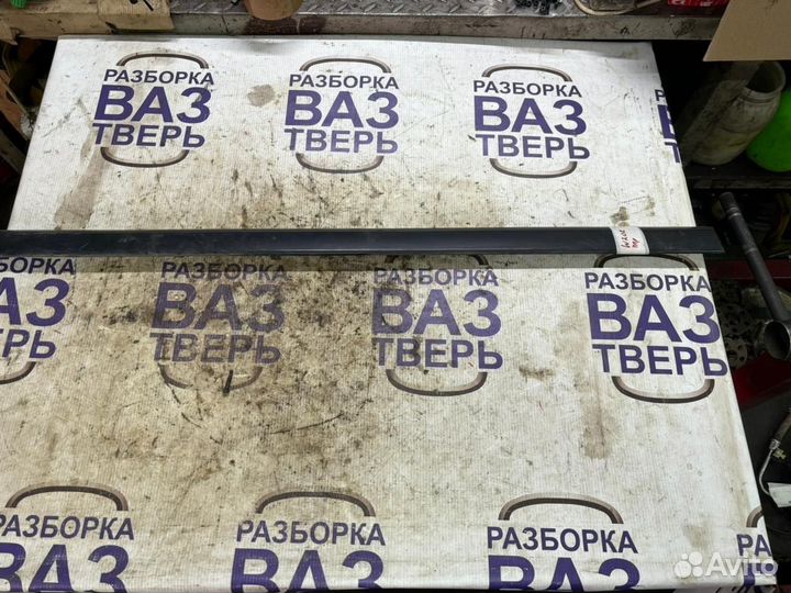 Молдинг передний правый Мерседес W202 рест