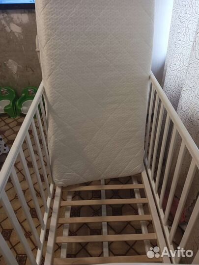 Детская кроватка с маятником