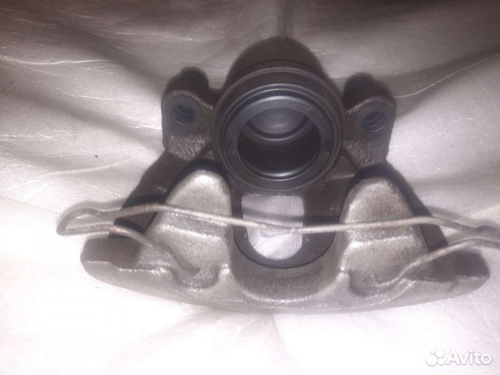 Передний правый суппорт Mazda 3/5 Ford Focus 2/3