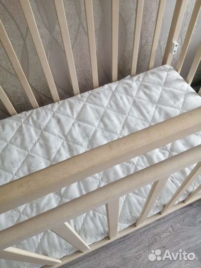 Детская кроватка с маятником