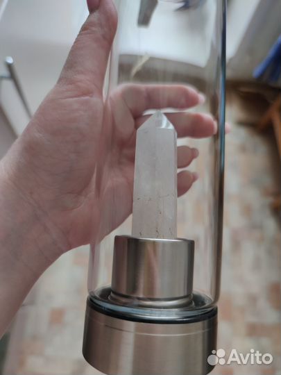 Бутылка стеклянная с кристаллом белого кварца