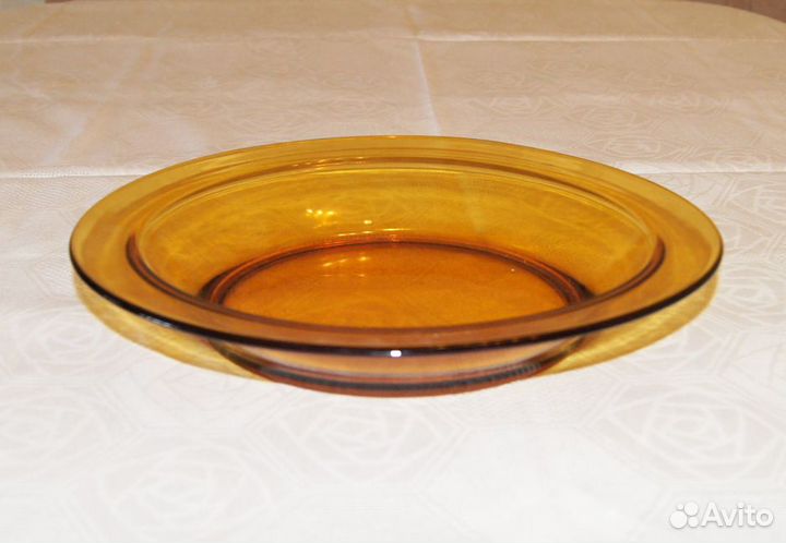 Столовая посуда из светлорыжего стекла