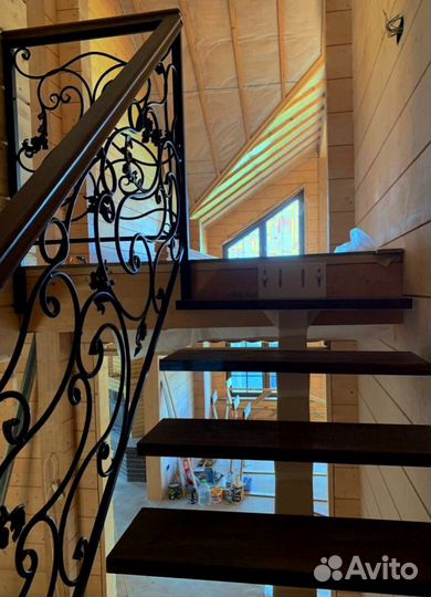 Лестница на металлокаркасе закрытого типа