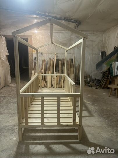 Детская кроватка домик