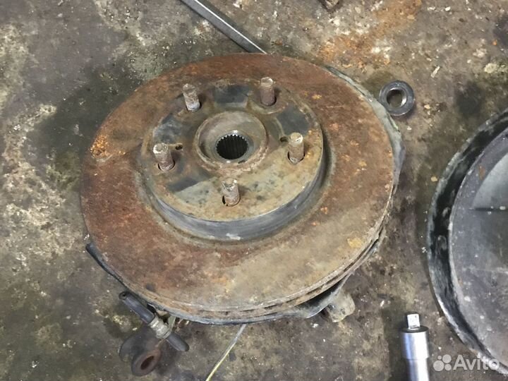 Передний поворотный кулак тойота королла 150