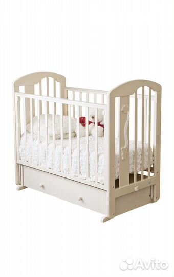 Детская кроватка с маятником и ящиком