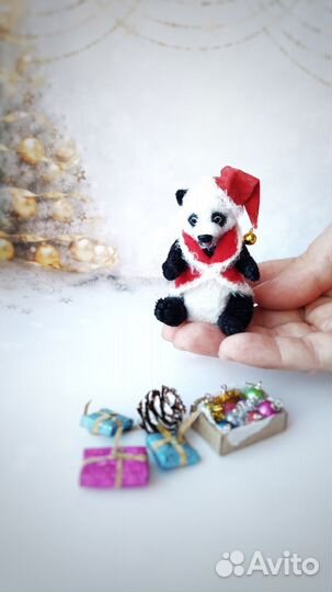 Игрушка тедди Панда Санта миниатюрная вязаная