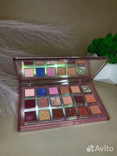 Палетка теней huda beauty