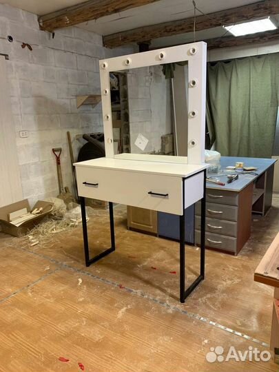Туалетн столик, зеркало с лампочками для визажиста