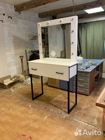 Туалетн столик, зеркало с лампочками для визажиста