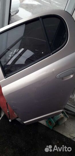 Дверь боковая левая toyota Vitz scp 10