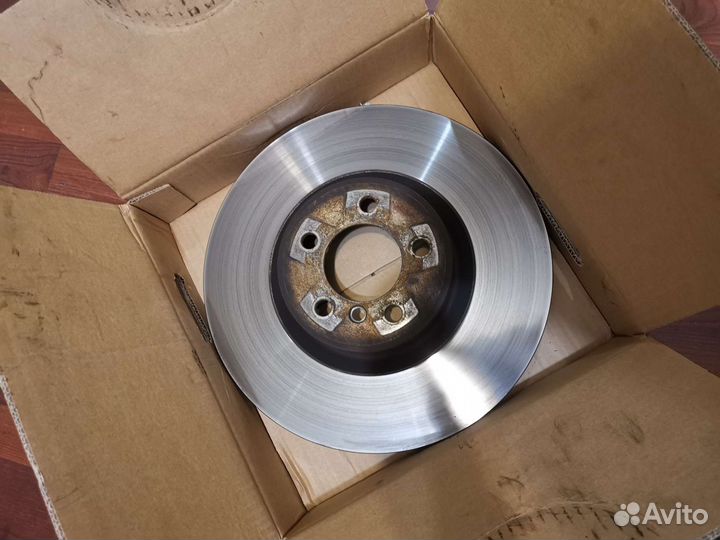 Передние тормозные диски и колодки