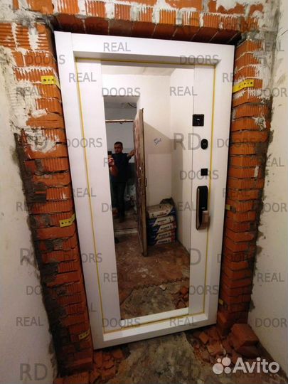 Входная дверь с электронным замком Samsung