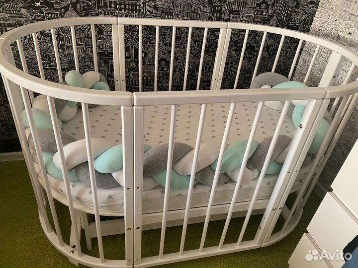 Детская кроватка с маятником белая
