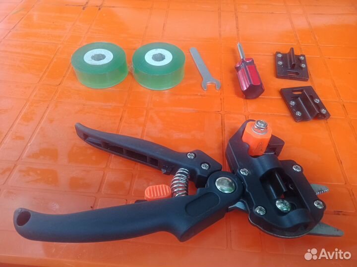 Секатор прививочный в кейсе