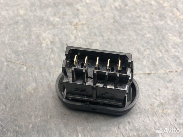 Кнопка центрального замка Nissan Almera G15