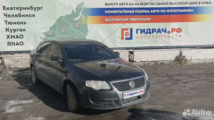 Кронштейн Volkswagen Passat B6 3C0880674