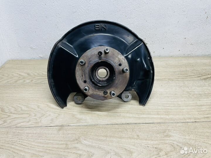 Кулак передний левый Honda Civic 4D 1.8