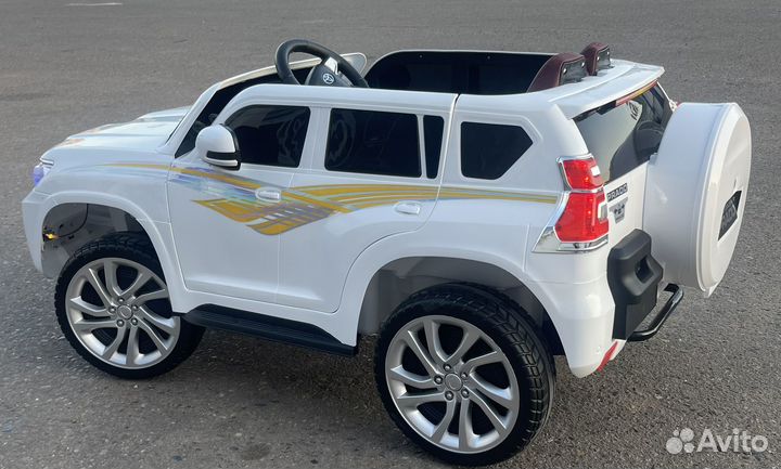 Детский электромобиль LC200 новый