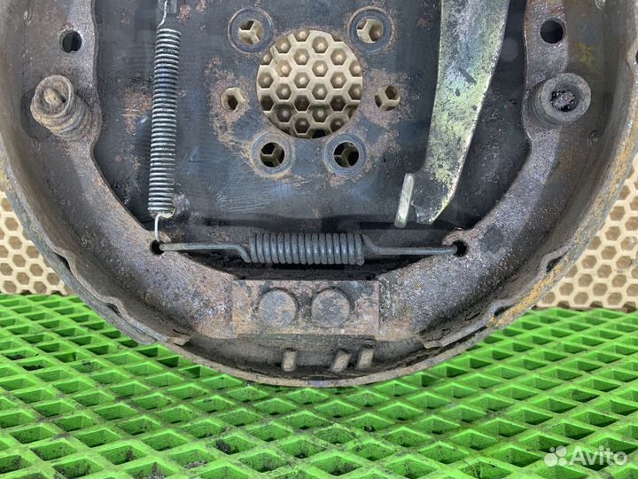 Щит опорный задний левый Volkswagen Passat b3