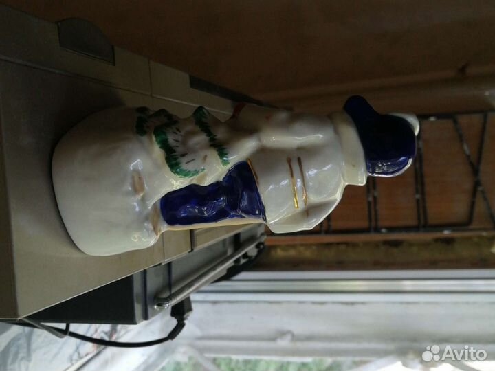 Фарфоровые статуэтка Мальчик на лыжах