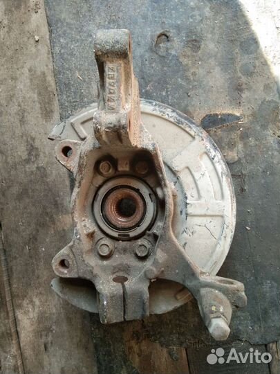 Кулак поворотный передний правый Ниссан Теана J32