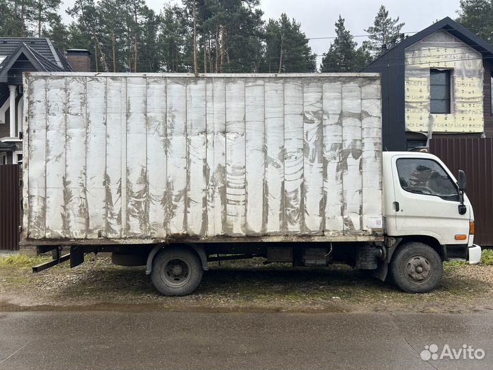 Водитель со своей грузовой машиной