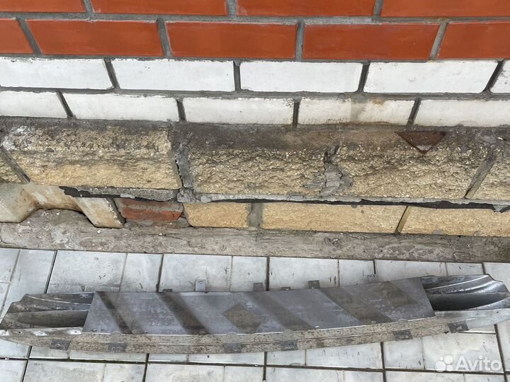 Задний усилитель бампера на audi a4 b5 седан