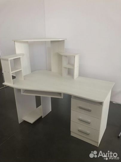 Угловой компьютерный стол