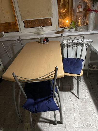 Стол со стульями