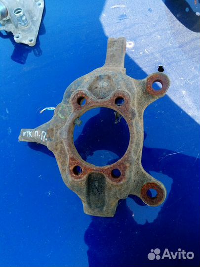 Кулак поворотный передний правый Ниссан Жук