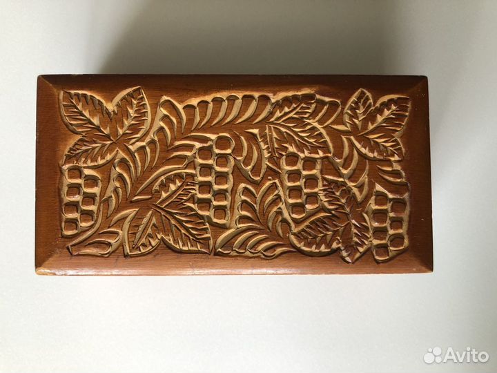 Резная деревянная шкатулка