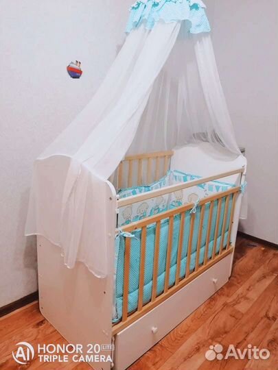 Детская кроватка с маятником