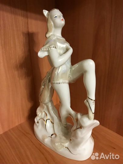 Фарфоровая статуэтка 