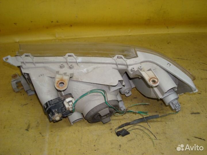 Фара Toyota Probox NCP51V (Правое)