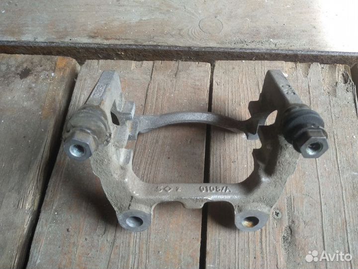 Скоба тормозного суппорта на volkswagen Пассат