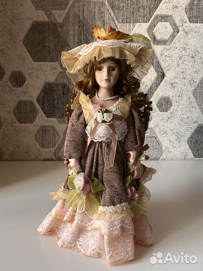 Кукла на подставке с биркой