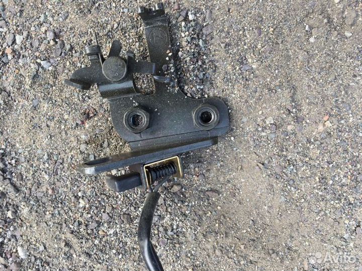 Петля замка багажника