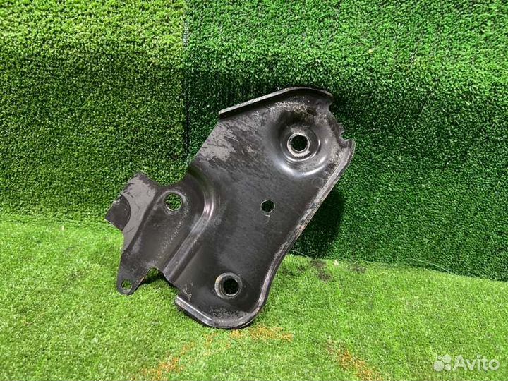 Крепление балки подвески переднее правое Renault