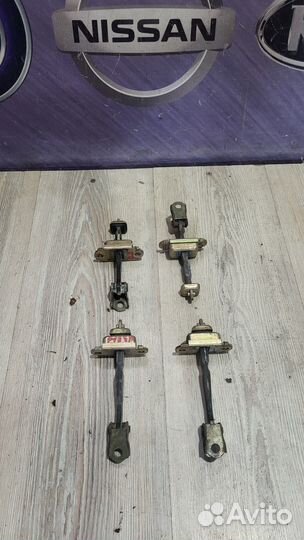 Ограничитель двери Nissan primera P12 Лев, Прав