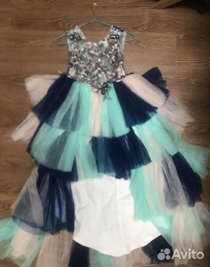 Нарядное платье для девочки 134 140