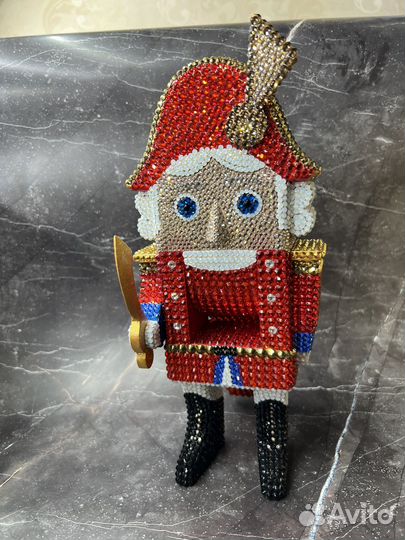 Инкрустация стразами