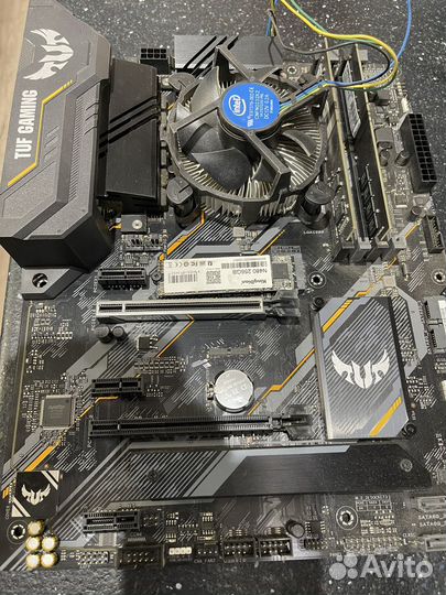 Материнская плата asus TUF процессором и памятью