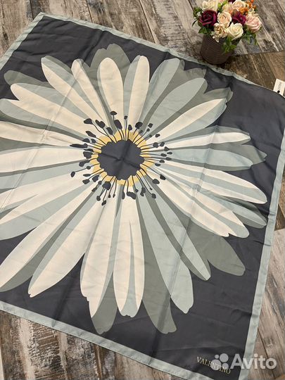 Шелковый платок шаль Valentino разноцветный