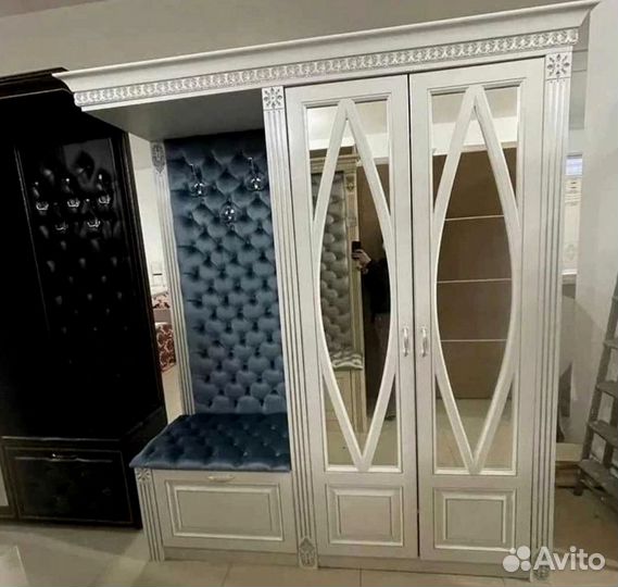 Очень красивый шкаф в прихожую Барокко