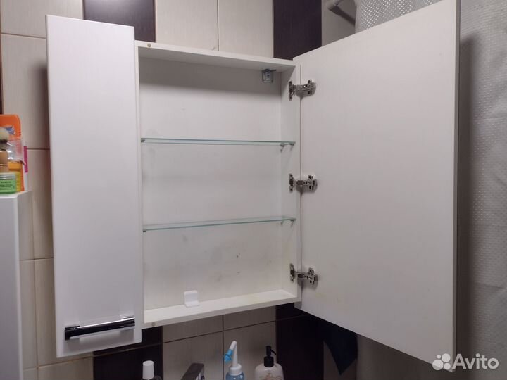 Подвесной шкаф в ванную с зеркалом